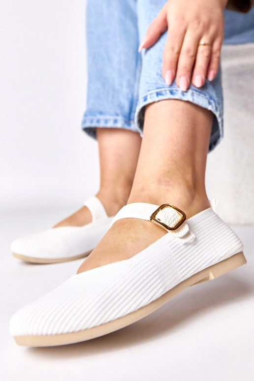 Białe balerinki materiałowe zapinane...