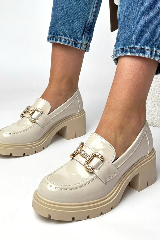 Beżowe lakierowane mokasyny na...