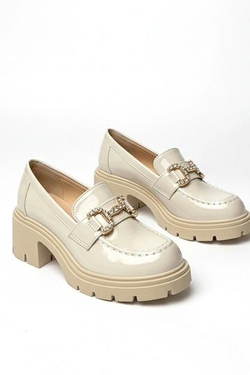 Beżowe lakierowane mokasyny... 2