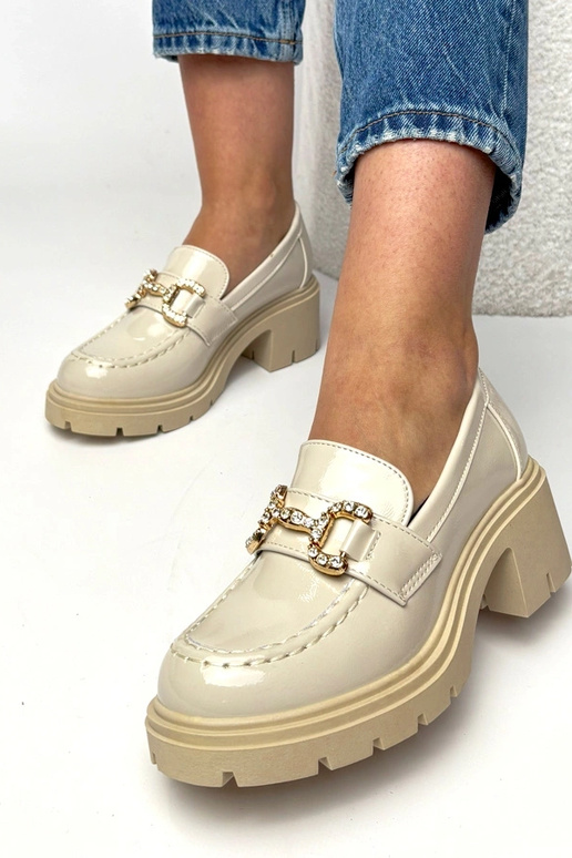 Beżowe lakierowane mokasyny na...