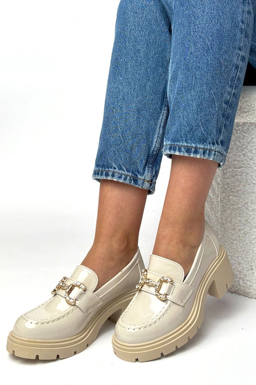 Beżowe lakierowane mokasyny na...