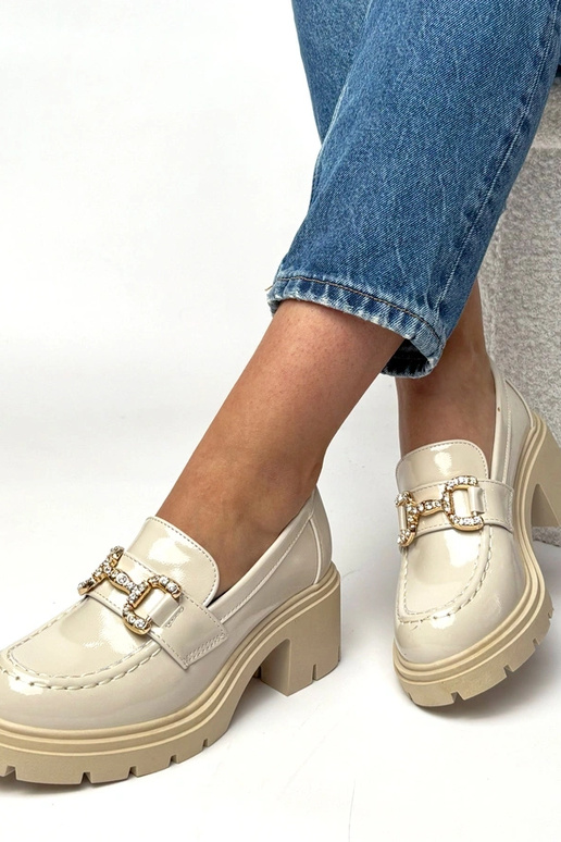 Beżowe lakierowane mokasyny na...