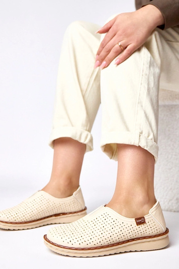 Beżowe ażurowe wsuwane...