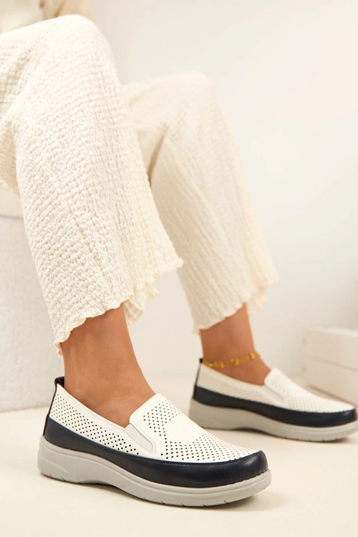 Biało-Granatowe Ażurowe Wsuwane...