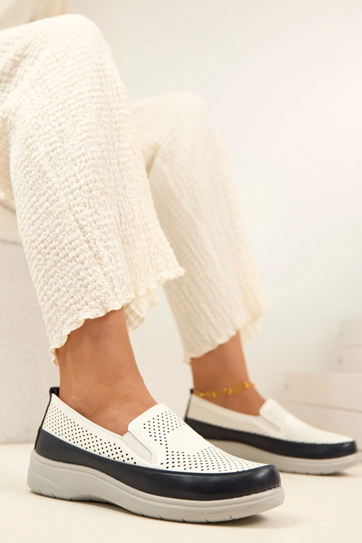 Biało-Granatowe Ażurowe Wsuwane...