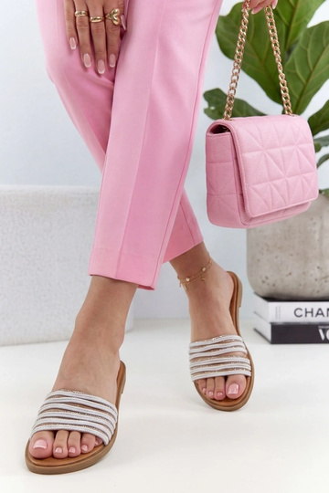 Białe Klapki Zdobione...