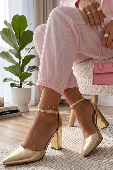 Złote Czółenka Na Słupku...