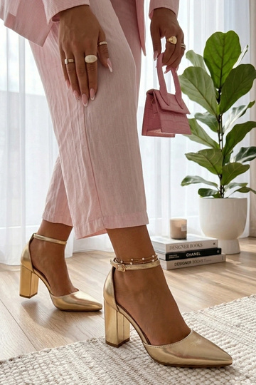 Złote Czółenka Na Słupku... 2