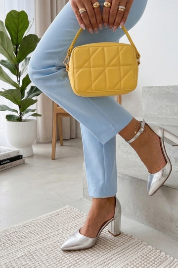 Srebrne Czółenka Na Słupku... 2