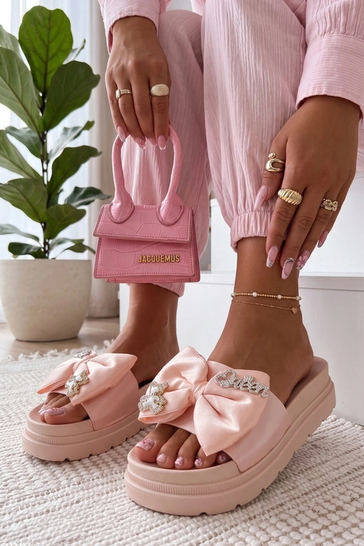 Różowe Klapki Na Platformie Z Kokardą...