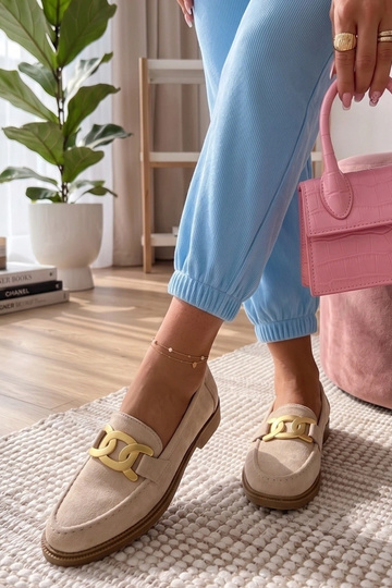 Beżowe mokasyny z ozdobną...