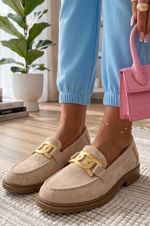 Beżowe mokasyny z ozdobną klamrą...