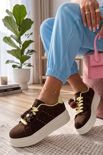 Brown platform sneakers... 2