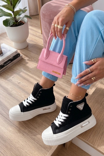 Czarne sneakersy z futerkiem i cyrkoniami nad kostką Lucia 2