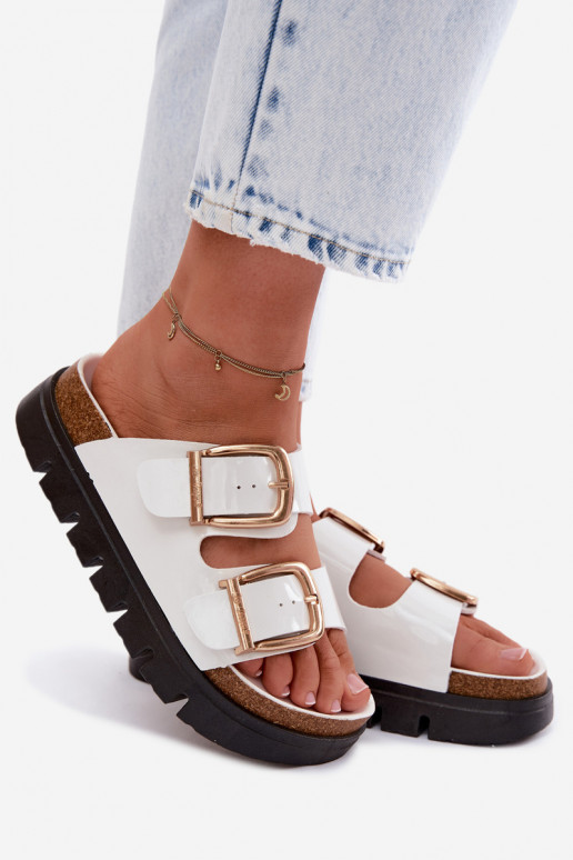 Lacquered Women's Flat Sandals With Gold Clips Lee Cooper LCW-26-35-4460L White