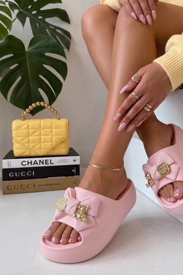 Różowe klapki na platformie...