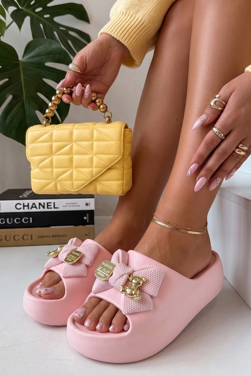 Różowe klapki na platformie z wstążką...