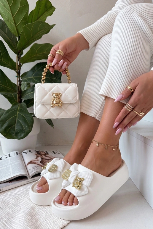 Białe klapki na platformie z wstążką...