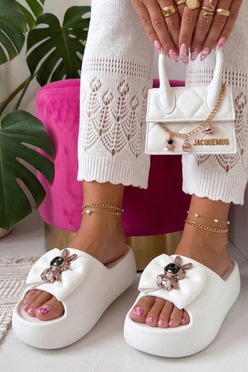 Białe klapki na platformie... 2