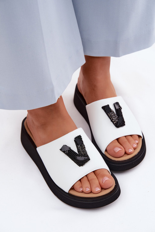 Leather women's slippers V-shaped upper on platform Vinceza 66950, white color