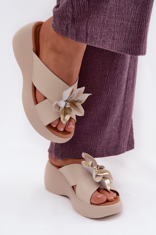 Leather platform slippers with decorative flowers Vinceza 41511, sand color