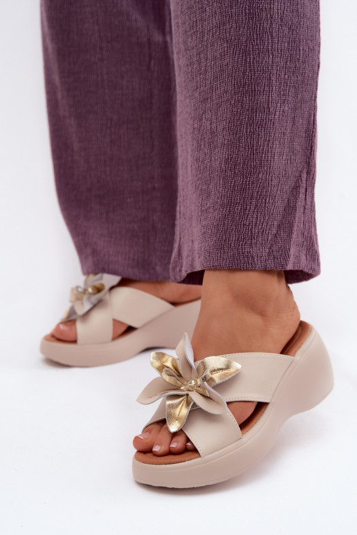 Leather platform slippers with decorative flowers Vinceza 41511, sand color