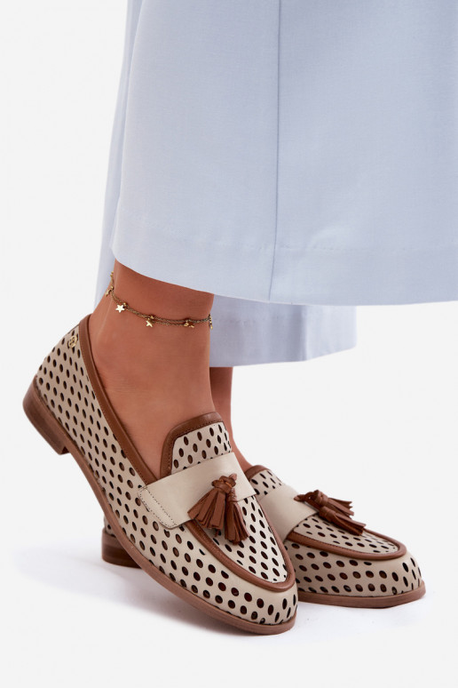 Skórzane damskie mokasyny z ażurowymi elementami w brązowo-piaskowym kolorze