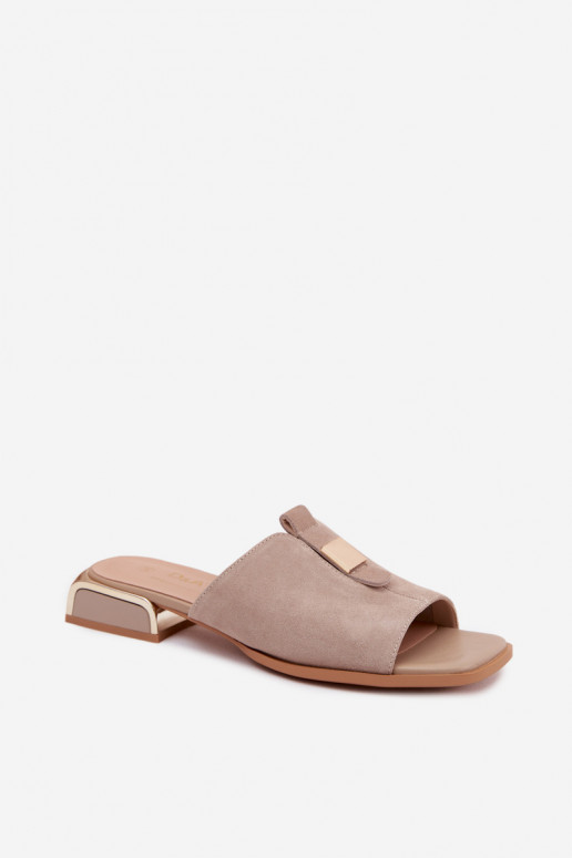 Eleganckie zamszowe klapki D&A JC61-1002 w kolorze piaskowym