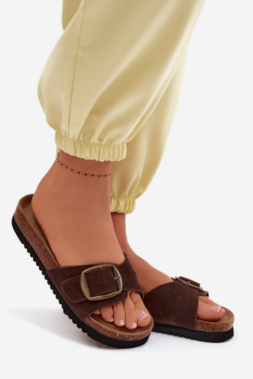 Šokolado spalvos zomšinės moteriškos šlepetės su sagtimis Emiline