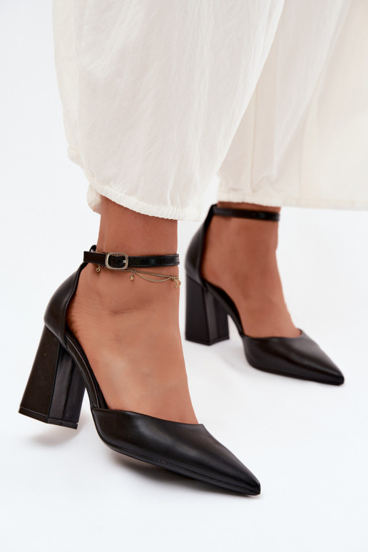 Heels in faux leather in black color Selvra