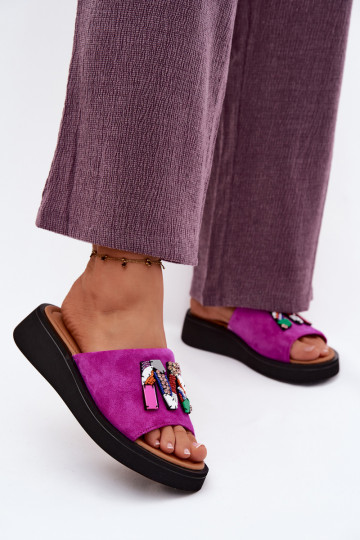 Dirbtinės zomšos moteriškos šlepetės su ornamentais su platforma Vinceza 66942 rožinės spalvos