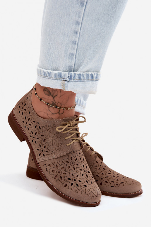 Buty z sztucznej zamszowej z ażurowymi elementami i szerokimi obcasami w kolorze cappuccino