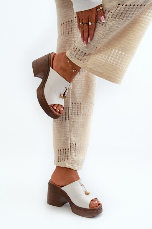 Women's faux leather platform slippers in white Dafira