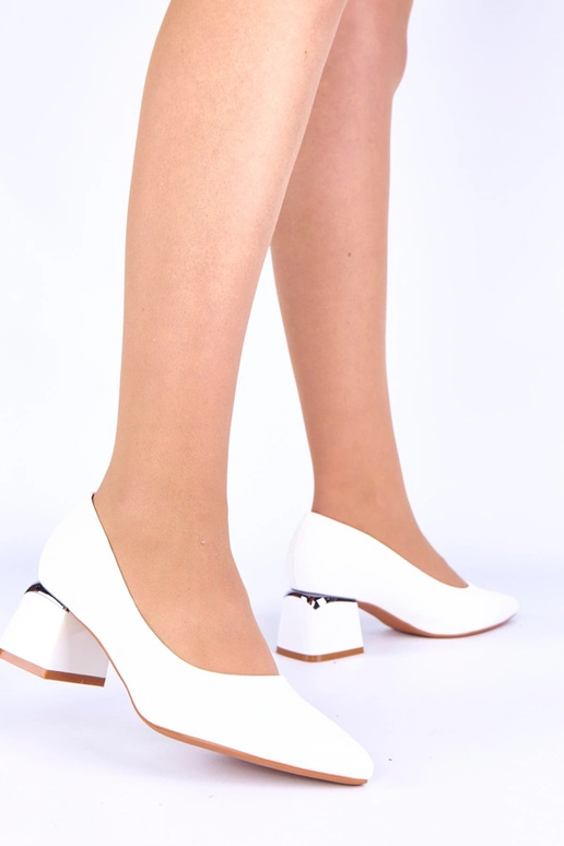 White low-heeled pumps with silver accents Vallisa