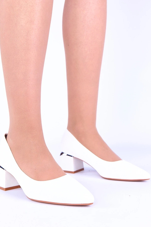 White low-heeled pumps with silver accents Vallisa
