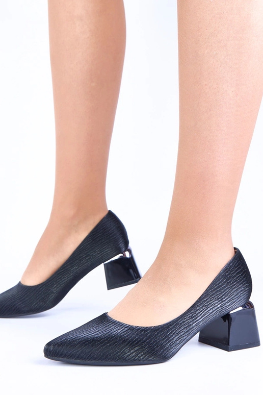 Black low-heeled pumps with silver accents Vallisa