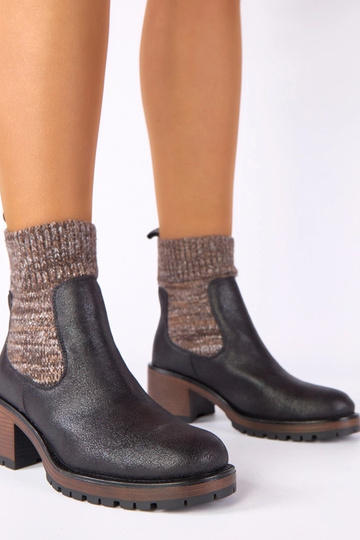 Black ankle boots on a block heel with a sock-type shaft Lisa