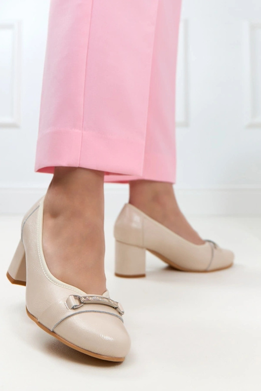 Sand-colored leather pumps with a contoured insole Cambell