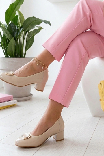 Sand-colored leather patent pumps on a column Cambell 2