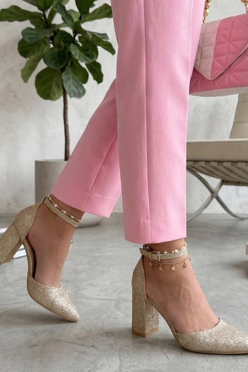 Gold-colored lollipops on a pedestal Ava