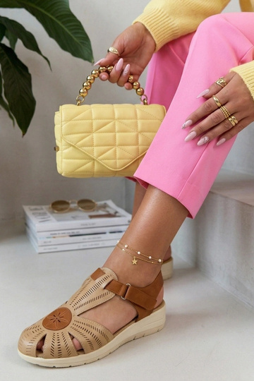 Sand-colored sandals on a low platform Cosima 2