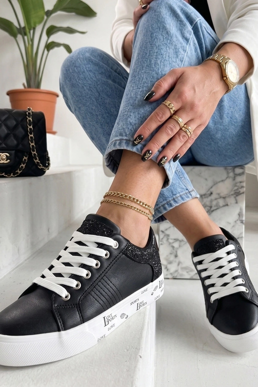 Czarne sneakersy z dekoracyjnymi wstawkami Layla