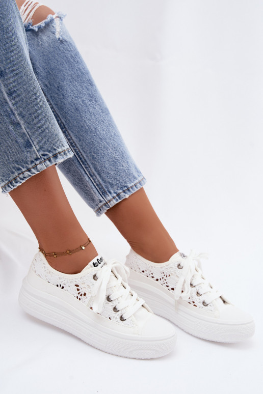 Baltos spalvos laisvalaikio bateliai su platforma ir ažūro elementais Lee Cooper LCIN-26-44-4485