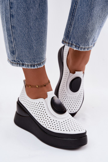 Balti moteriški batai su ažūriniais elementais ir dekoratyvine platforma