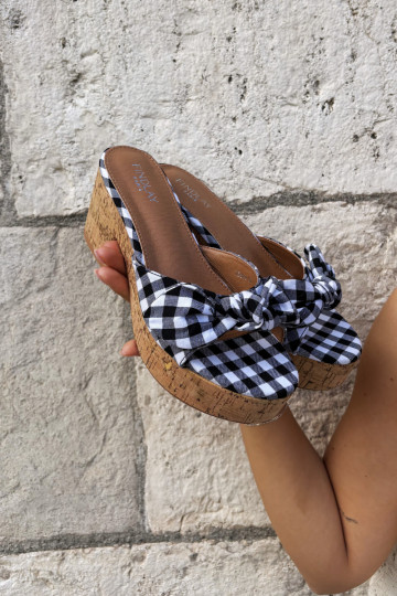 Women's slippers with heels and check patterns in black Turignella