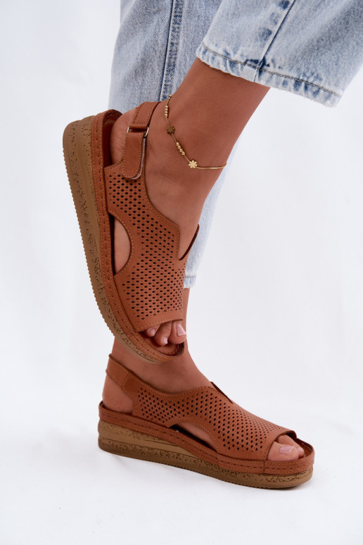 Brown perforated women's sandals with platform Tai turiciejka L4494-29