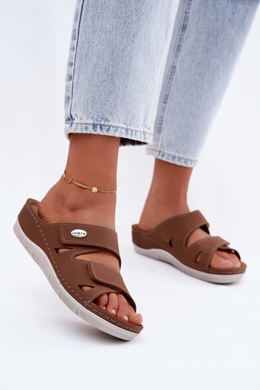 Brown women's leather slippers with sticky fastenings Inblu OE0001GU