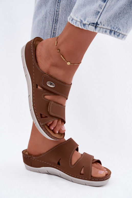 Brown women's leather slippers with sticky fastenings Inblu OE0001GU