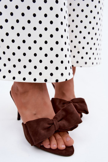 Women's slippers with slim heels and bows in chocolate faux suede Tai turignolia