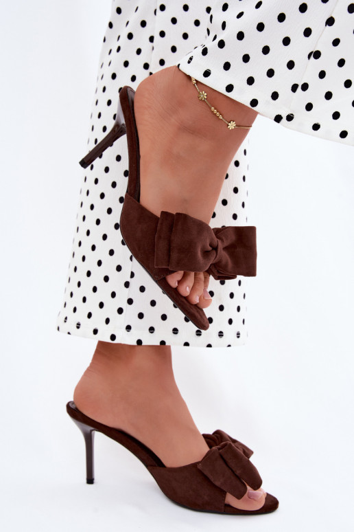 Women's slippers with slim heels and bows in chocolate faux suede Tai turignolia